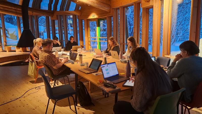 Deltakerne sitter rundt et bord og jobber